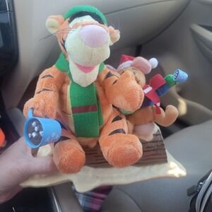 CHRISTMAS WINNIE THE POOH & TIGGER IT'S BEGINNING TO LOOK A LOT LIKE CHRISTMAS